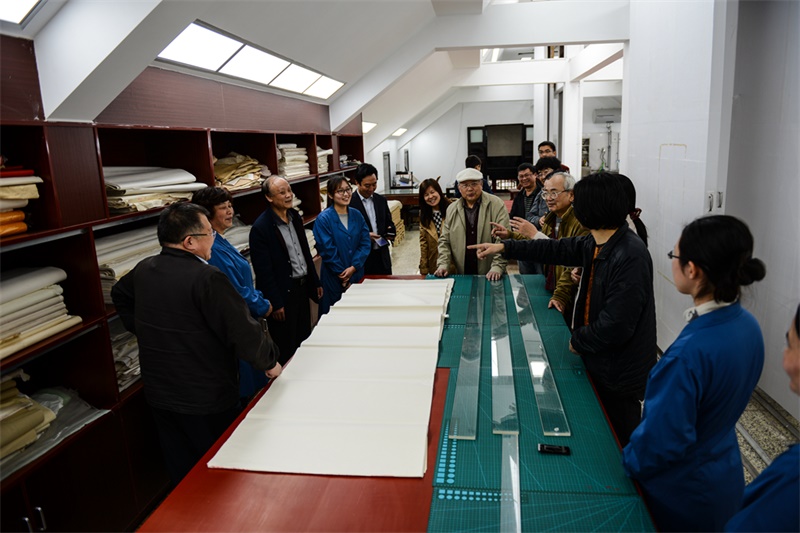 V3-1.2_图02 国家古籍保护中心领导、国家级非遗专家等参观我馆书画修护工作室.jpg